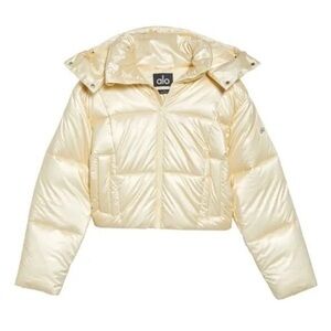 Alo Yoga Pearlized Pristine French Vanilla Puffer